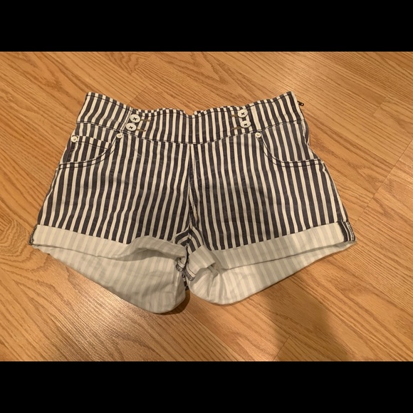 Free people striped denim shorts. Zipper on side - Picture 2 of 4